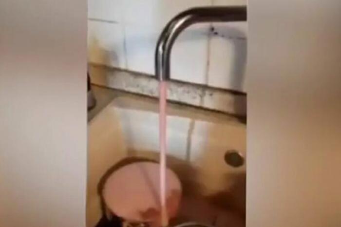 Жители деревни пожаловались на красное вино из водопроводных кранов