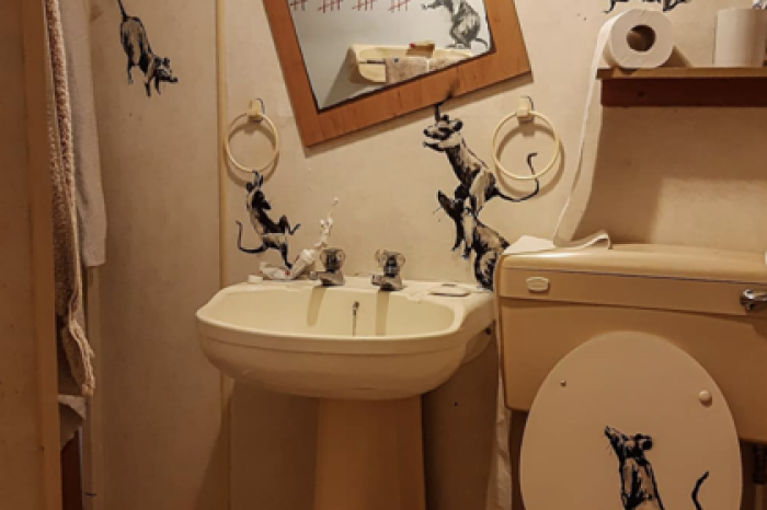 Бэнкси нарисовал картину в туалете о самоизоляции