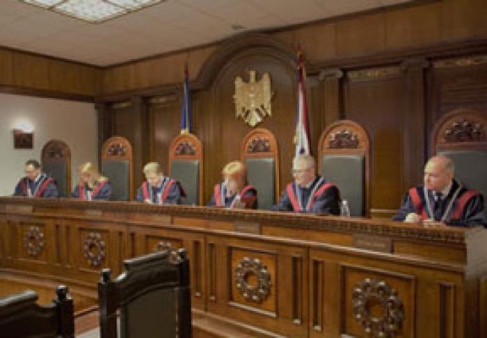 ДЕПУТАТ-СОЦИАЛИСТ ТРЕБУЕТ ОТСТАВКИ ТРЕХ СУДЕЙ КОНСТИТУЦИОННОГО СУДА
