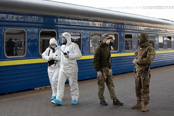 Киевлянам запретили выходить на улицу без масок и респираторов