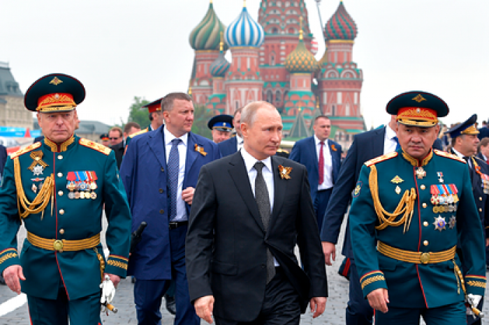 Кремль прокомментировал возможный перенос парада Победы