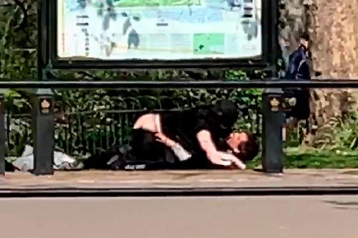Пара занялась сексом возле королевского дворца и попала на видео