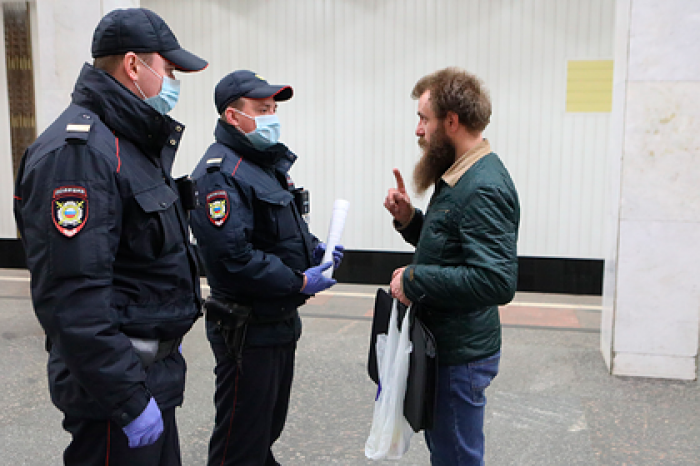 Пассажиров московского метро задумали обязать носить маски