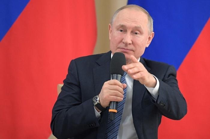 Песков объяснил отставание часов Путина во время обращения к россиянам
