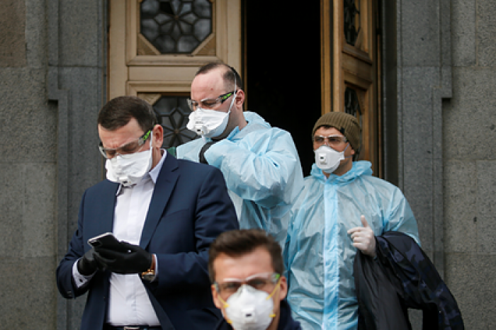 Почти половина украинцев оказалась недовольна противовирусными мерами властей