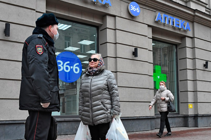 Полицейский потребовал от идущей из магазина россиянки показать покупки