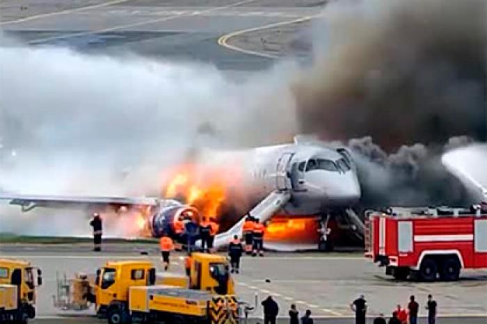Появилось видео авиакатастрофы SSJ-100 в Шереметьево
