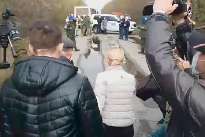 Появилось видео обмена пленными между ДНР и Киевом