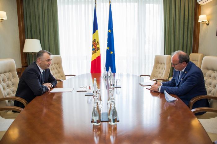 Премьер встретился с румынским послом