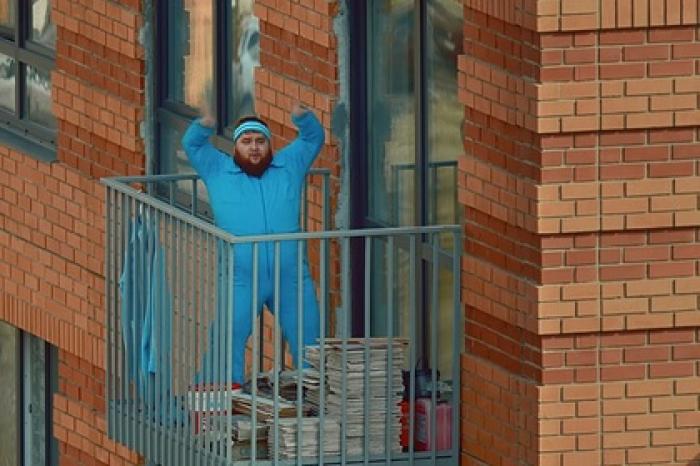 «Пухляш» из клипа Little Big снялся в видео про карантин и станцевал на балконе