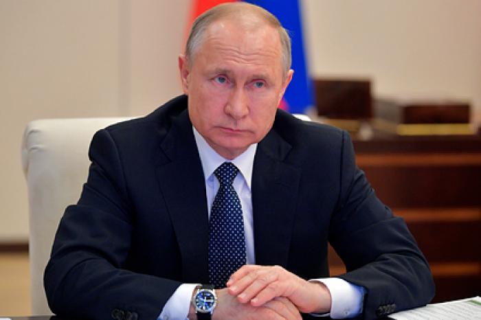 Путин поручил автоматически продлить паспорта и водительские права