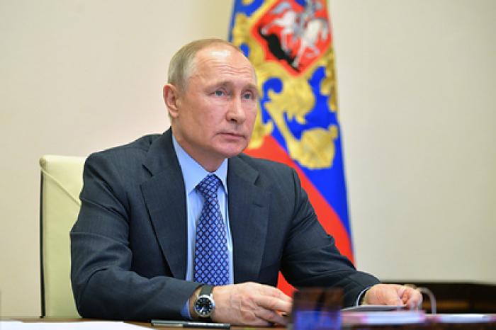 Путин поздравил муниципальных служащих