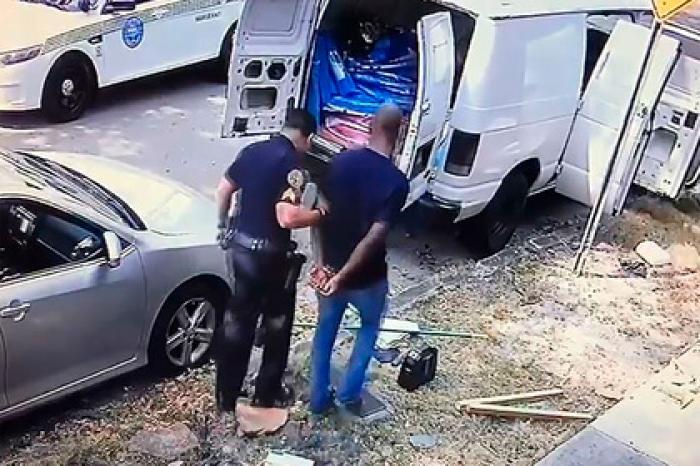 Раздававшего маски бездомным чернокожего врача задержали у его дома в США