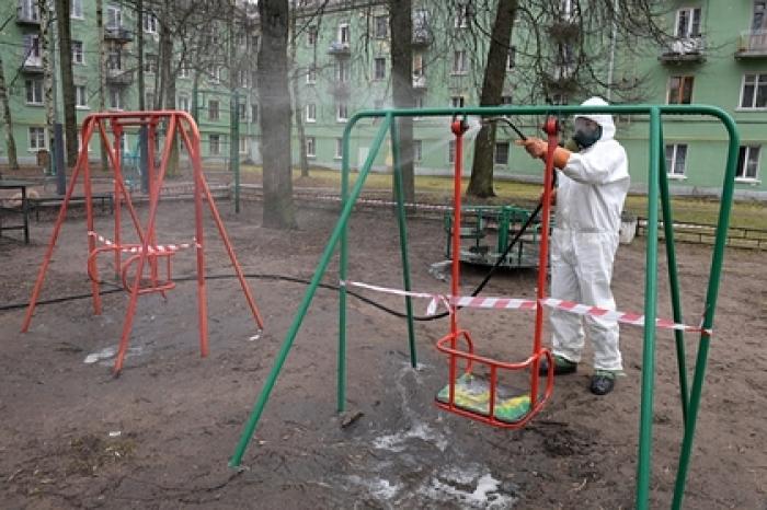 Россиянина оштрафовали за прогулку с ребенком на детской площадке