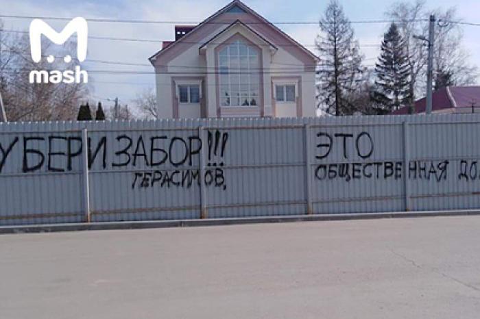 Российский губернатор и активист начали войну из-за забора