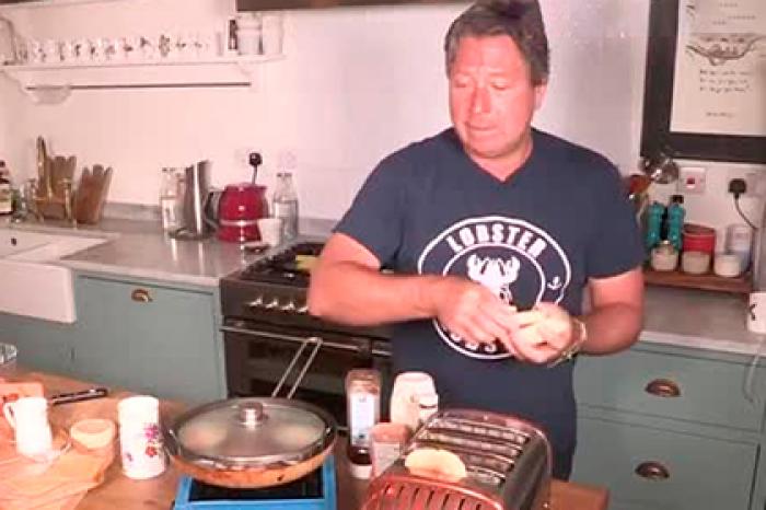 Шеф-повар едва не сжег кухню во время прямого эфира