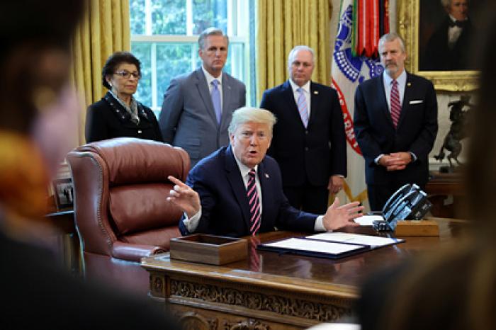 Стало известно о нескольких предупреждениях о коронавирусе Трампу