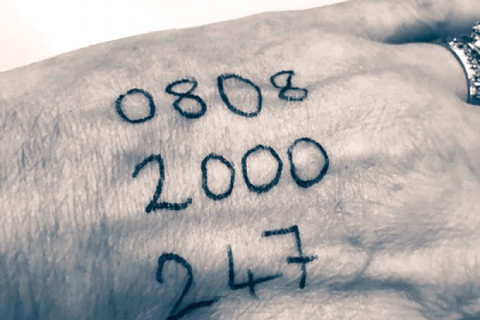 Телеведущая оставила секретное послание во время эфира и прослыла «сокровищем»