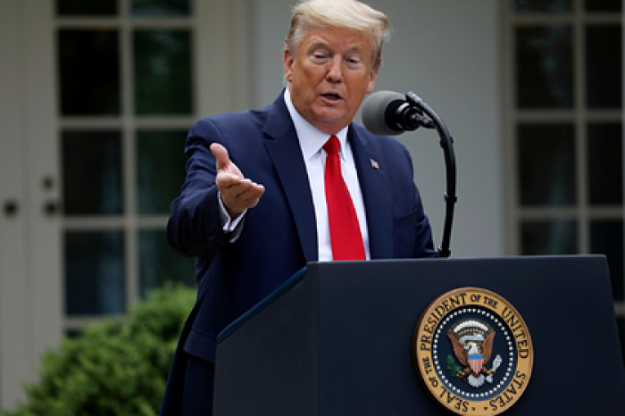 Трамп распорядился напечатать свое имя на чеках материальной помощи американцам