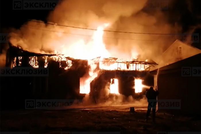 Унесший жизни шести детей пожар под Петербургом попал на видео