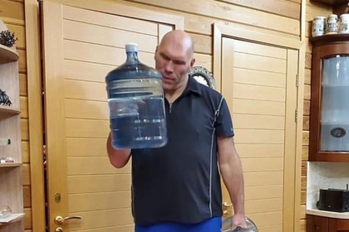Валуев придумал способ заниматься спортом в самоизоляции