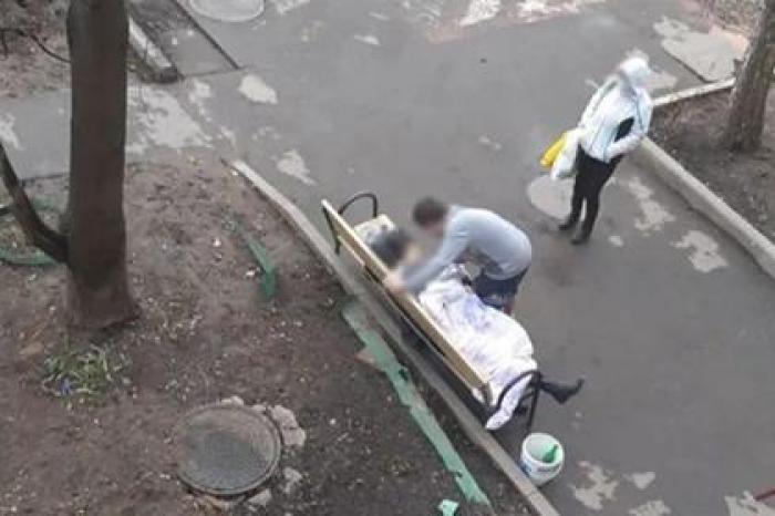 Власти уточнили диагноз умершей на лавочке москвички