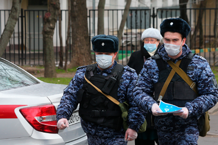 В Москве начали проверять выходящих на улицу жителей