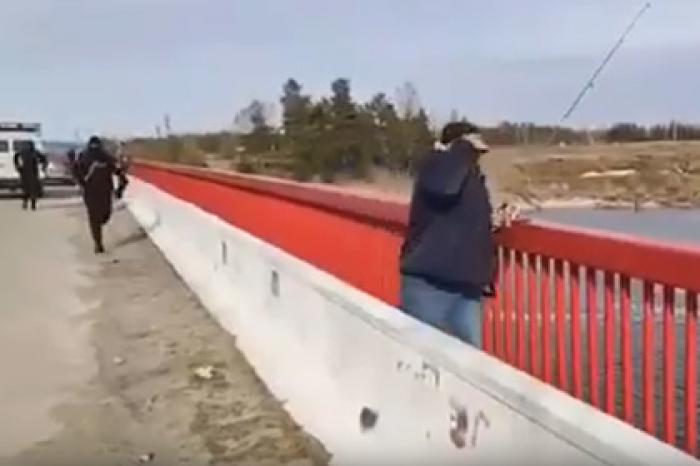 Задержание российских рыбаков автоматчиками в масках попало на видео