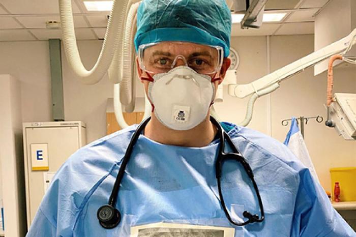 Звезда реалити-шоу стал врачом и показал больным с коронавирусом полуголого себя