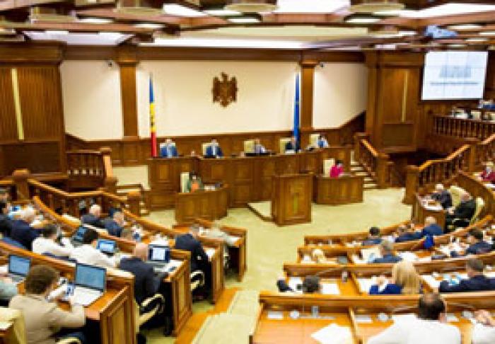 ДЕПУТАТЫ ПАРЛАМЕНТА УШЛИ НА САМОЛИЗОЛЯЦИЮ В СВЯЗИ С ОБНАРУЖЕНИЕМ КОРОНАВИРУСА У ОДНОГО ИЗ НИХ