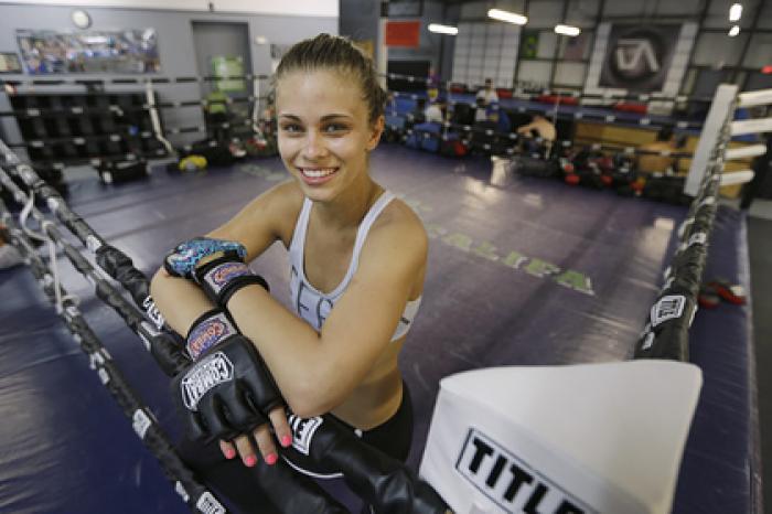 Девушки-бойцы MMA устроили флешмоб с переодеваниями