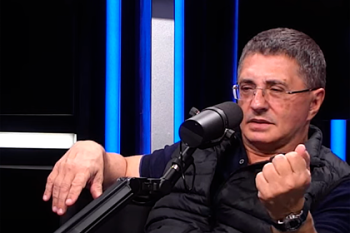 Доктор Мясников сравнил отказ Лукашенко от карантина с групповым сексом