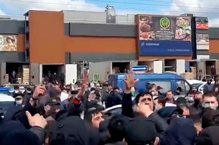 Мигранты устроили массовый сход возле «Фуд Сити» в Москве