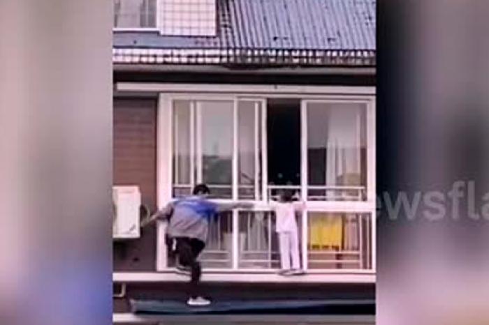 Мужчина рискнул жизнью ради спасения незнакомого ребенка