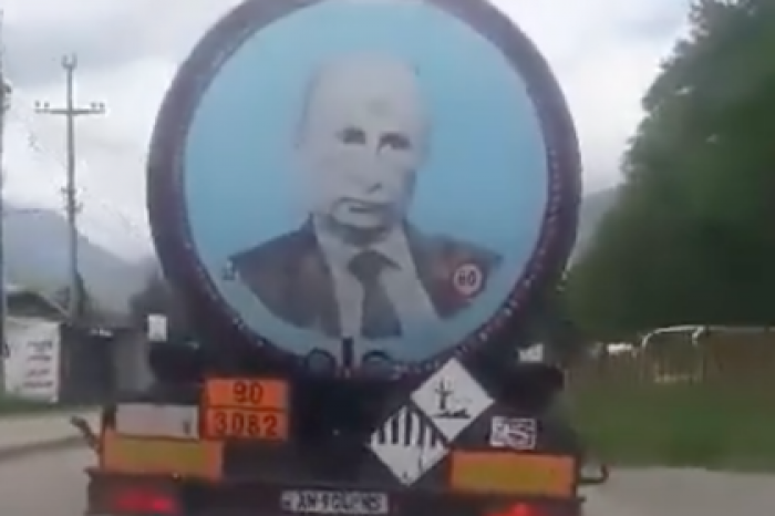 Мужчины проехали по Косово с портретом Путина и были наказаны