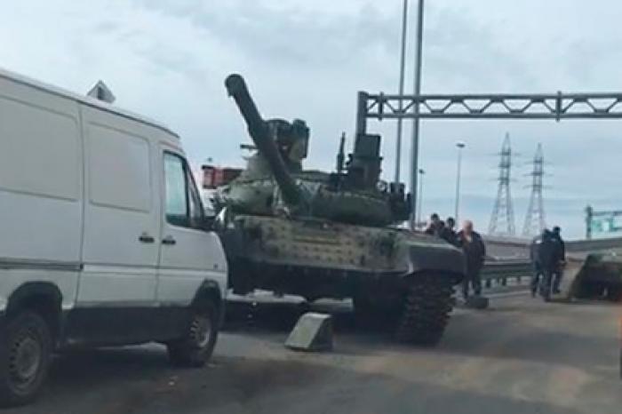 На трассе в Петербурге уронили танк