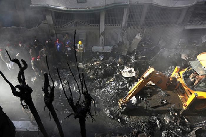 Найден черный ящик с упавшего в Пакистане самолета