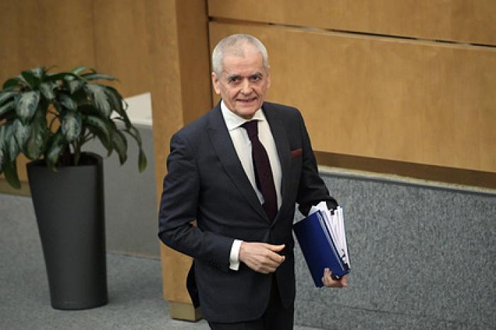 Названа продолжительность жизни коронавируса на масках и одежде