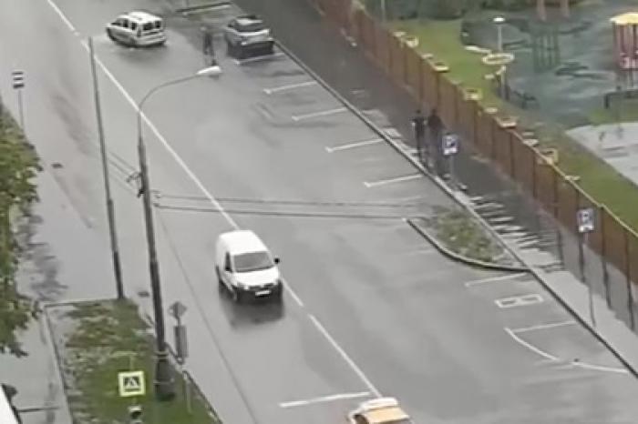 Неизвестный расстрелял автомобиль с пассажирами на окраине Москвы