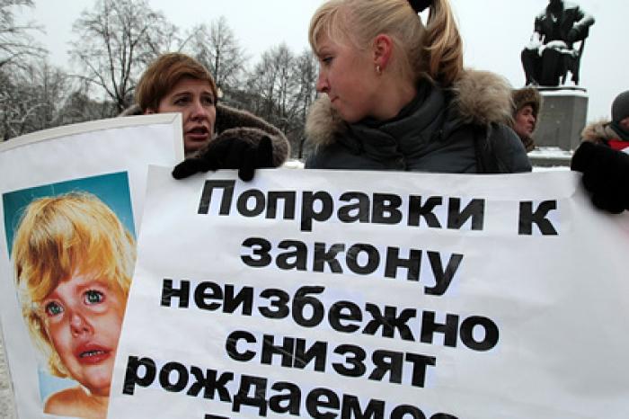 Объяснено падение рождаемости в России