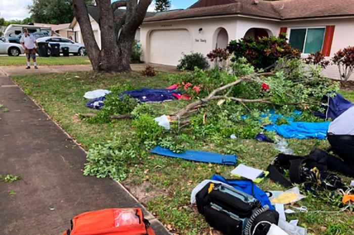 Очевидец снял на видео падение парашютистов с неисправным парашютом