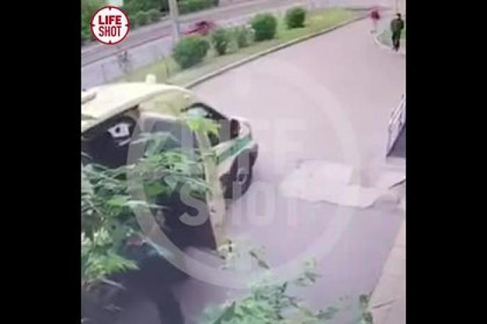 Ограбление инкассаторов со стрельбой в российском городе попало на видео