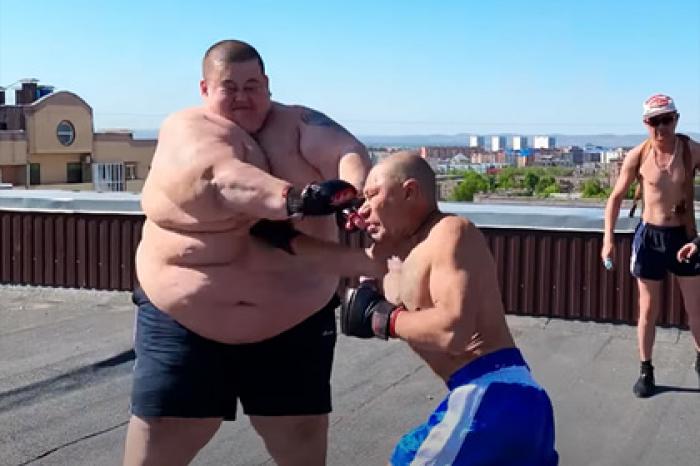 Олег Монгол сразился с 240-килограммовым россиянином