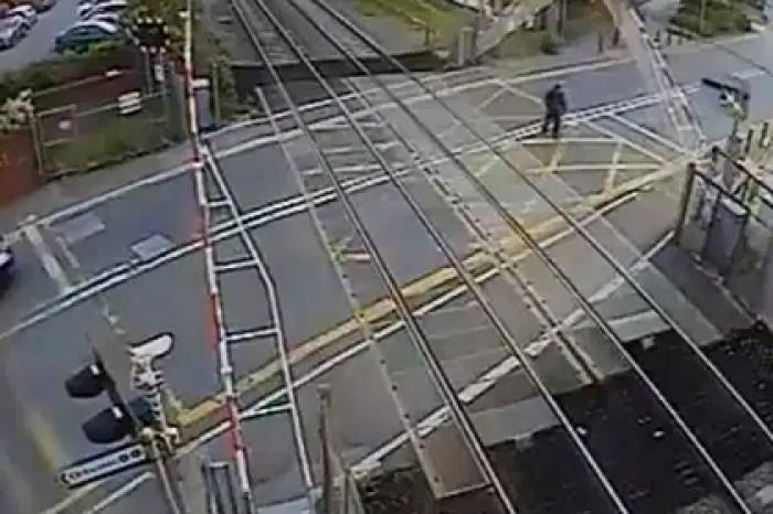 Пешеход чудом избежал гибели под поездом и попал на видео