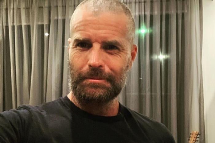 Популярный ведущий потерял работу и принялся распространять теорию заговора