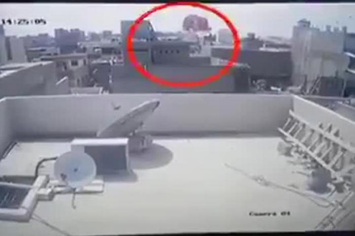 Появилось видео момента крушения самолета на жилой район в Карачи