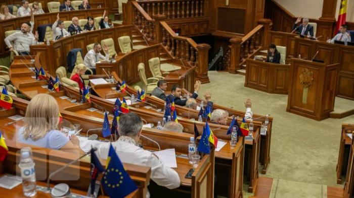 "Почему?! Потому что": жесткие реплики в парламенте во время обсуждения даты президентских выборов