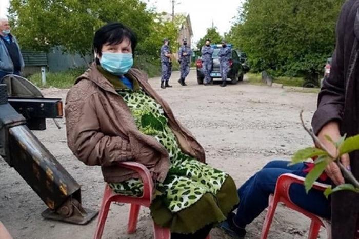 Россияне испугались заразиться коронавирусом от сотовой вышки и окружили ее