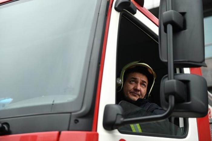 Россияне сдвинули мешавший проехать пожарным автомобиль и попали на видео