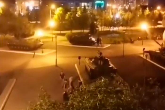 Россияне справили нужду на танк и заинтересовали полицию